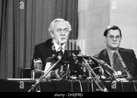 Harold Wilson (1916-1995) annonce sa démission du poste de Premier ministre lors d'une conférence de presse au ministère de la Défense à Londres. Il avait dit plus tôt dans la journée à ses collègues du Cabinet qu'il avait l'intention de démissionner.16th mars 1976 Banque D'Images