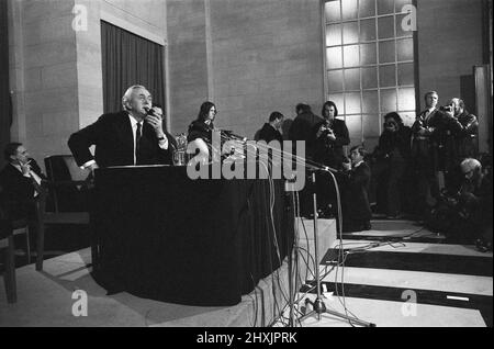 Harold Wilson (1916-1995) annonce sa démission du poste de Premier ministre lors d'une conférence de presse au ministère de la Défense à Londres. Il avait dit plus tôt dans la journée à ses collègues du Cabinet qu'il avait l'intention de démissionner.16th mars 1976 Banque D'Images