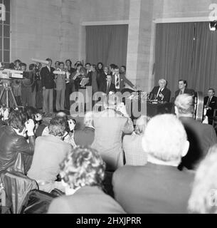 Harold Wilson (1916-1995) annonce sa démission du poste de Premier ministre lors d'une conférence de presse au ministère de la Défense à Londres. Il avait dit plus tôt dans la journée à ses collègues du Cabinet qu'il avait l'intention de démissionner.16th mars 1976 Banque D'Images