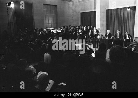 Harold Wilson (1916-1995) annonce sa démission du poste de Premier ministre lors d'une conférence de presse au ministère de la Défense à Londres. Il avait dit plus tôt dans la journée à ses collègues du Cabinet qu'il avait l'intention de démissionner.16th mars 1976 Banque D'Images