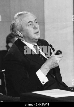 Harold Wilson (1916-1995) annonce sa démission du poste de Premier ministre lors d'une conférence de presse au ministère de la Défense à Londres. Il avait dit plus tôt dans la journée à ses collègues du Cabinet qu'il avait l'intention de démissionner.16th mars 1976 Banque D'Images