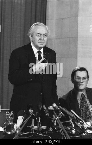 Harold Wilson (1916-1995) annonce sa démission du poste de Premier ministre lors d'une conférence de presse au ministère de la Défense à Londres. Il avait dit plus tôt dans la journée à ses collègues du Cabinet qu'il avait l'intention de démissionner.16th mars 1976 Banque D'Images