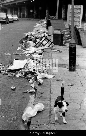 Le nettoyage a commencé dans les rues de Notting Hill après les émeutes de lundi soir après le Carnaval. 31st août 1976. Banque D'Images