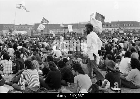 'Mick the Vic', qui est le Rév Michael Scott, Vicaire à l'église St Marc, Reading, visite le site du festival à la lecture, en lavant les pieds des fans de pop. 27th août 1976. Banque D'Images