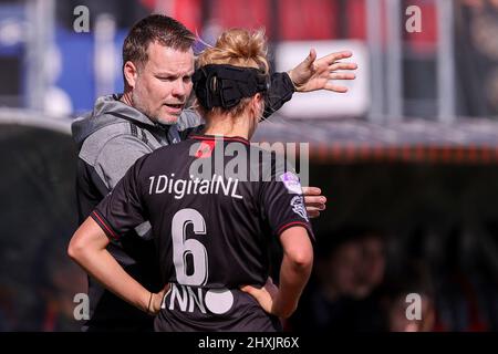 ROTTERDAM, PAYS-BAS - MARS 13: Le directeur Richard Mank d'Excelsior et beau Rijks d'Excelsior, lors du match de Womans Pure Energie Eredivisie entre SBV Excelsior et Pec Zwolle au stade Van Dongen de Roo le 13 mars 2022 à Rotterdam, pays-Bas (photo de Herman Dingler/Orange Pictures) crédit : Orange pics BV/Alay Live News Banque D'Images