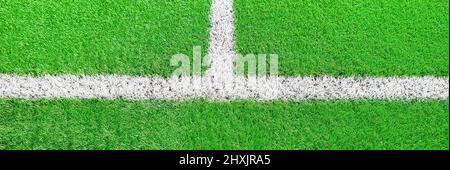 Une partie de football ou terrain de football gros plan, pelouse verte Artifical avec des lignes de bordure blanches, Astroturf au stade pour les parties de spart Banque D'Images