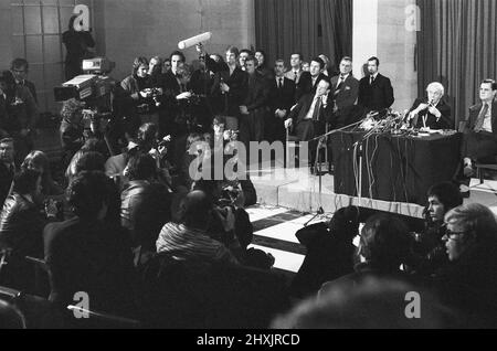 Harold Wilson (1916-1995) annonce sa démission du poste de Premier ministre lors d'une conférence de presse au ministère de la Défense à Londres. Il avait dit plus tôt dans la journée à ses collègues du Cabinet qu'il avait l'intention de démissionner.16th mars 1976 Banque D'Images