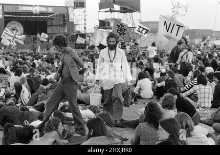 'Mick the Vic', qui est le Rév Michael Scott, Vicaire à l'église St Marc, Reading, visite le site du festival à la lecture, en lavant les pieds des fans de pop. 27th août 1976. Banque D'Images