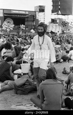 'Mick the Vic', qui est le Rév Michael Scott, Vicaire à l'église St Marc, Reading, visite le site du festival à la lecture, en lavant les pieds des fans de pop. 27th août 1976. Banque D'Images
