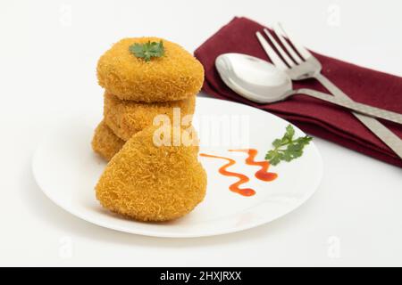 Coeur Veg Paneer Cutlet Tikki avec Bhujia Sev revêtement en fromage cottage indien épices Maida légumes verts comme Carrot, B Banque D'Images
