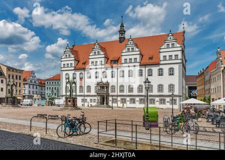 Vue sur la place du marché de Wittenberg jusqu'à la vieille mairie. L'hôtel de ville a été construit dans le style de la Renaissance saxonne jusqu'en 1541, Lutherstadt Wittenb Banque D'Images