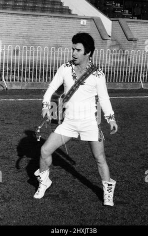 Freddie Starr, comédien, au club de football de Wimbledon, pour filmer son émission télévisée, Who Do You Do?, mercredi 14th janvier 1976. Notre image montre ... impersonitant Elvis Presley. Banque D'Images