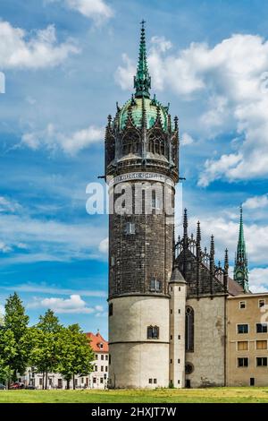 Vue du parc du château à la tour de l'église du château et du château, Lutherstadt Wittenberg, Saxe-Anhalt, Allemagne, Europe Banque D'Images