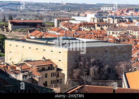 Vue panoramique aérienne sur le centre historique de la ville médiévale de Salamanque avec ses vieux bâtiments et ses toits en terre cuite typiques. Castille et Leon Banque D'Images