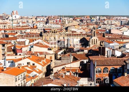 Vue panoramique aérienne sur le centre historique de la ville médiévale de Salamanque avec ses vieux bâtiments et ses toits en terre cuite typiques. Castille et Leon Banque D'Images