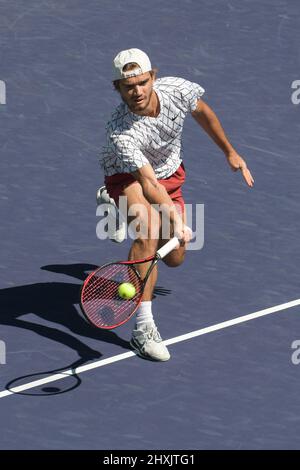 Tomas Machac (CZE) est défait par Daniil Medvedev (RUS) 3-6, 2-6, à l'Open de BNP Paribas joué au Indian Wells tennis Garden à Indian Wells, Californie, le 12 mars 2022: © Karla Kinne/Tennisclix/CSM Banque D'Images