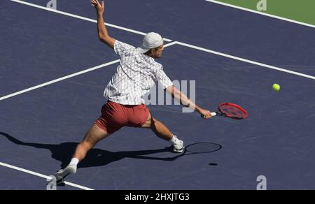 Tomas Machac (CZE) est défait par Daniil Medvedev (RUS) 3-6, 2-6, à l'Open de BNP Paribas joué au Indian Wells tennis Garden à Indian Wells, Californie, le 12 mars 2022: © Karla Kinne/Tennisclix/CSM Banque D'Images