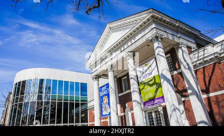 STAMFORD, CT, États-Unis - 10 MARS 2022 : vue sur la rue depuis la bibliothèque Ferguson par beau temps ensoleillé avec ciel bleu Banque D'Images