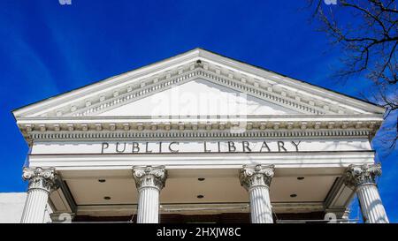 STAMFORD, CT, États-Unis - 10 MARS 2022 : vue sur la rue depuis la bibliothèque Ferguson par beau temps ensoleillé avec ciel bleu Banque D'Images