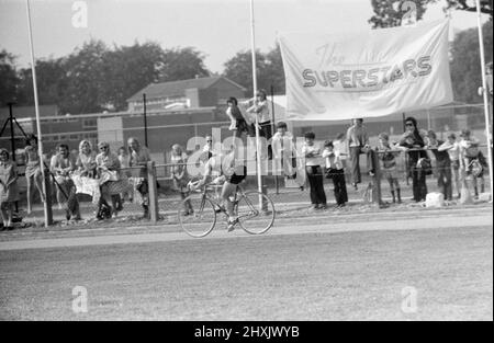 Superstars, BBC Television Program, tournage de Heat à Bracknell, Berkshire, 25th juin 1976. Liverpool Player, Kevin Keegan, vélo sur piste. Banque D'Images