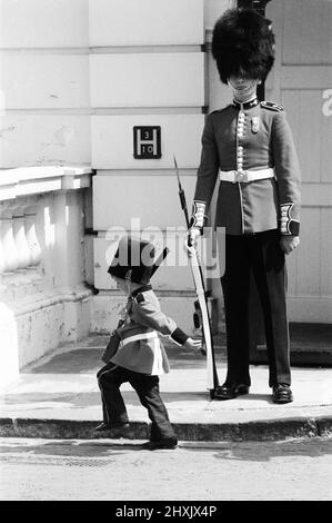 Soldat de la taille d'une pinte, Mark Acklom, 3 ans, de Greenways, Beckenham, Kent, portant une tenue de garde miniature, avec carabine, tient une garde devant Clarence House, Londres, 10th juin 1976. Banque D'Images