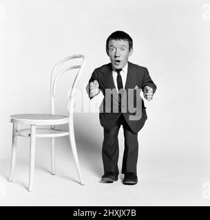 Kenny Baker, acteur qui joue le personnage de robot R2-D2 dans le nouveau film de science-fiction Star Wars, photographié en studio, Londres, 12th décembre 1977. Banque D'Images