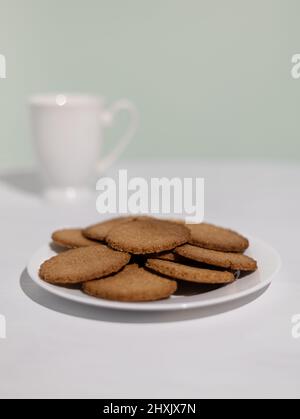 Biscuits Graham ou galetas Maria faits de farine d'amande. Adapter une recette traditionnelle au régime de céto. Les biscuits Maria sont un biscuit au thé riche. Banque D'Images