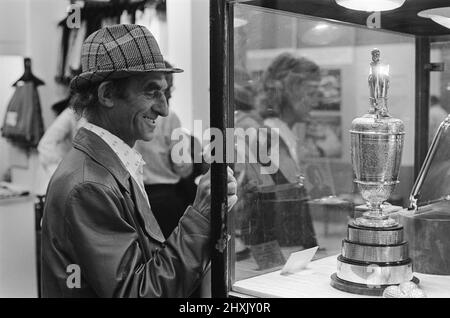 British Open 1976. Les Championnats de golf Britiish Open 1976 se tiennent au Royal Birkdale Gold Club. Date de la photo 10th juillet 1976. Maurice Flitcroft, de Barrow, golfeur amateur britannique et hoaxer. Se posant comme golfeur professionnel, Maurice a réussi à gagner une place pour jouer dans la partie qualifiante des Championnats ouverts. Sa duplicité a été facilement découverte quand il a cardé 49 sur par (121), le pire score dans les tournois hsitory. Banque D'Images