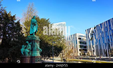 Le parc public Hofgarten de Düsseldorf avec la statue de Cornelius et les bâtiments modernes de la ville de Königsbagen par Daniel Libeskind. Banque D'Images