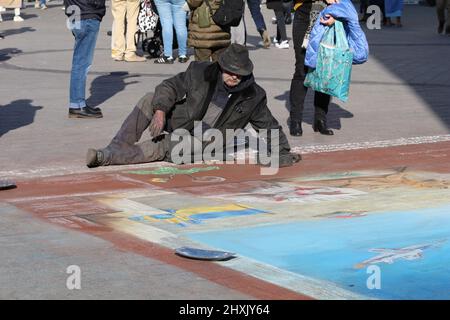 Hanovre, Basse-Saxe, Allemagne. 12th mars 2022. Un artiste peint une rue dans la ville allemande de Hanovre pour protester contre la guerre Russie-Ukraine. (Credit image: © Tubal Sapkota/Pacific Press via ZUMA Press Wire) Banque D'Images