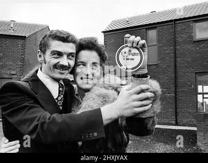 Roy et Evelyn Gilbert étaient en magasin lorsqu'ils ont fait le tour de leur nouvelle maison hier. En raison de la maison mitoyenne à Raby Road, Ox Close, Washington, étant 10 00th à avoir été construite dans la nouvelle ville, Sir James Steel, président de Development Corporation, a remis les clés personnellement. 10th septembre 1976. Banque D'Images