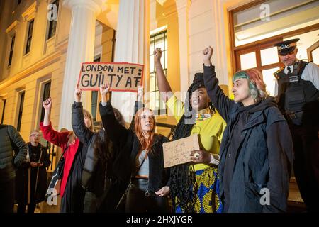 Londres, Royaume-Uni. 12th mars 2022. Les manifestants tiennent leurs poings pendant la manifestation. Des militants assistent à une manifestation convoquée par Sisters Uncut pour marquer un an depuis la vigile de Clapham Common pour Sarah Everard, qui a été assassiné par un officier de police de service rencontré. (Photo de Lucy North/SOPA Images/Sipa USA) crédit: SIPA USA/Alay Live News Banque D'Images