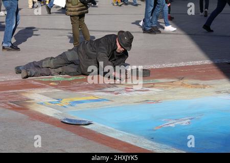 Hanovre, Basse-Saxe, Allemagne. 12th mars 2022. Un artiste peint une rue dans la ville allemande de Hanovre pour protester contre la guerre Russie-Ukraine. (Credit image: © Tubal Sapkota/Pacific Press via ZUMA Press Wire) Banque D'Images