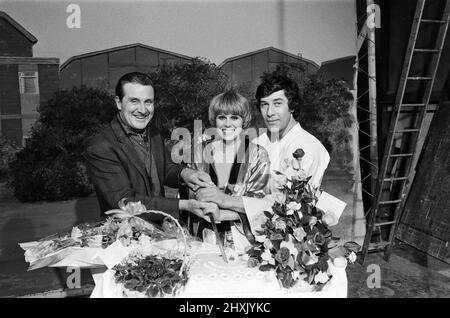 Les stars des New Avengers L-R Brian Macnee, Joanna Lumley et Gareth Hunt. 29th avril 1977. Banque D'Images