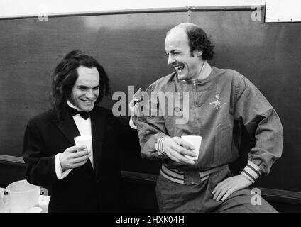 Freddie Starr, comédien, au club de football de Wimbledon, pour filmer son émission télévisée, Who Do You Do?, mercredi 14th janvier 1976. Notre image montre ... avec Terry Mancini, joueur de football d'Arsenal comme il imite Max Wall. Banque D'Images