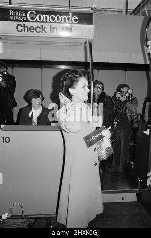 Vols commerciaux inauguraux du supersonic Airliner Concorde le 21st janvier 1976, sept ans après son vol d'essai inaugural. Un vol British Airways partant de l'aéroport de Heathrow, Londres vers Bahreïn au Moyen-Orient, tandis que l'autre, un vol Air France, a pris simultanément son décollage à 11,40 heures de l'aéroport d'Orly, Paris pour Rio de Janeiro via Dakar, Sénégal. La photo montre: La duchesse d'Argyle tenant son billet. 21st janvier 1976. Banque D'Images