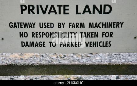 Un énorme panneau sur la ferme indiquant que c'est une propriété privée Banque D'Images