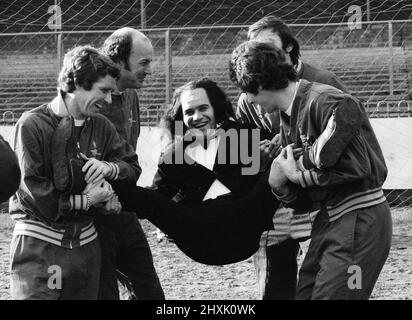 Freddie Starr, comédien, au club de football de Wimbledon, pour filmer son émission télévisée, Who Do You Do?, mercredi 14th janvier 1976. Notre image montre ... imitant Max Wall, avec les joueurs de football d'Arsenal. Banque D'Images