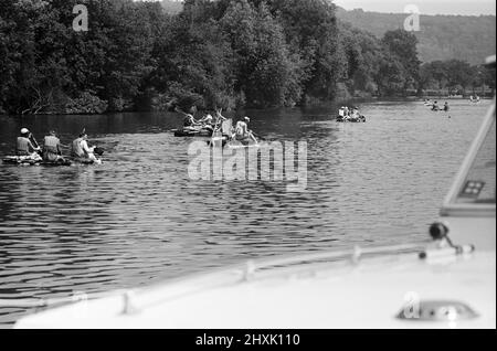 Une course de radeau à Pangbourne, Berkshire. Juin 1976. Banque D'Images