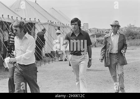 British Open 1976. Les Championnats de golf Britiish Open 1976 se tiennent au Royal Birkdale Gold Club. Golfeur Seve Ballesteros en photo le 10th juillet 1976. Également photographié (portant un chapeau) Maurice Flitcroft de Barrow, un golfeur et un hoaxer amateur britannique. Maurice a posé comme golfeur professionnel à l'Open de 1976 et a réussi à gagner une place pour jouer dans la partie qualifiante des championnats. Sa duplicité a été facilement découverte quand il a cardé 49 sur par (121), le pire score dans les tournois hsitory. Banque D'Images