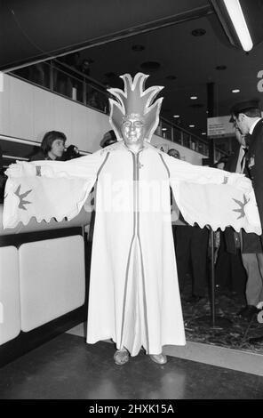 Vols commerciaux inauguraux du supersonic Airliner Concorde le 21st janvier 1976, sept ans après son vol d'essai inaugural. Un vol British Airways partant de l'aéroport de Heathrow, Londres vers Bahreïn au Moyen-Orient, tandis que l'autre, un vol Air France, a pris simultanément son décollage à 11,40 heures de l'aéroport d'Orly, Paris pour Rio de Janeiro via Dakar, Sénégal. Images : le passager Bob Ingham, qui a sauvé pendant trois ans pour son billet d'avion, photographié à Heathrow dans la tenue qu'il a conçue pour rendre justice à l'avion qu'il adore. 21st janvier 1976. Banque D'Images