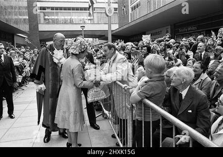 La reine Elizabeth II lors de sa visite à Solihull, dans les Midlands de l'Ouest, pour sa tournée du Jubilé d'argent. La Reine à pied. 27th juillet 1977. Banque D'Images