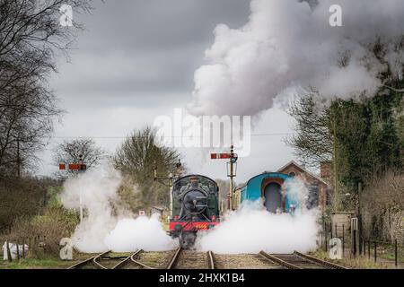 La locomotive 4555 s'élance et se prépare à entrer dans la plate-forme de la gare de Cranmore, sur le chemin de fer East Somerset, alors que les fins de semaine de la vapeur commencent à revenir à la normale après la pandémie du coronavirus et que les chemins de fer du patrimoine se préparent pour la saison du printemps dans tout le pays. Date de la photo: Dimanche 13 mars 2022. Banque D'Images