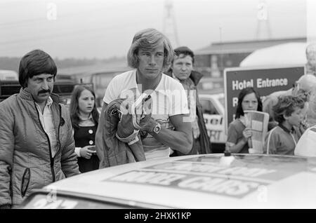 James Hunt, pilote de courses automobiles, il participe actuellement au Texaco car Rally, en photo le 1st août 1976. Banque D'Images