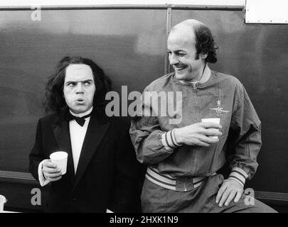 Freddie Starr, comédien, au club de football de Wimbledon, pour filmer son émission télévisée, Who Do You Do?, mercredi 14th janvier 1976. Notre image montre ... avec Terry Mancini, joueur de football d'Arsenal comme il imite Max Wall. Banque D'Images