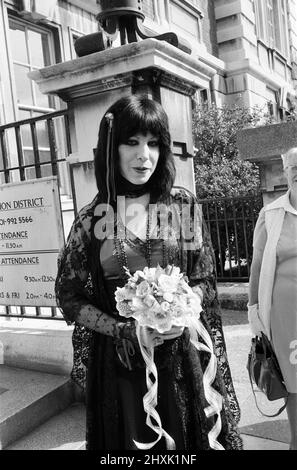 Mariage Punk rock à l'hôtel de ville d'Acton, du frontman damné Dave Vanian, 20 ans, et Laurie Glendon, 20 ans. Après le mariage, ils vont à Hastings pour quelques jours car le marié est au milieu de faire un album. 7th septembre 1977. Banque D'Images