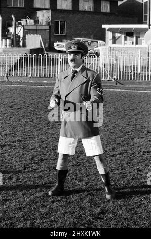 Freddie Starr, comédien, au club de football de Wimbledon, pour filmer son émission télévisée, Who Do You Do?, mercredi 14th janvier 1976. Notre image montre ... imitant Adolf Hitler. Banque D'Images