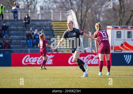 Francfort, Allemagne. 13th mars 2022. Laura Freigang (10 Francfort) célèbre son but lors du match FlyerAlarm Frauen-Bundesliga 2021/2022 entre Eintracht Frankfurt et SGS Essen au stade de Brentanobad à Francfort-sur-le-main, en Allemagne. Norina Toenges/Sports Press photo: SPP Sport Press photo. /Alamy Live News Banque D'Images