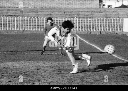 Freddie Starr, comédien, au club de football de Wimbledon, pour filmer son émission télévisée, Who Do You Do?, mercredi 14th janvier 1976. Notre image montre ... impersonitant Elvis Presley. Banque D'Images