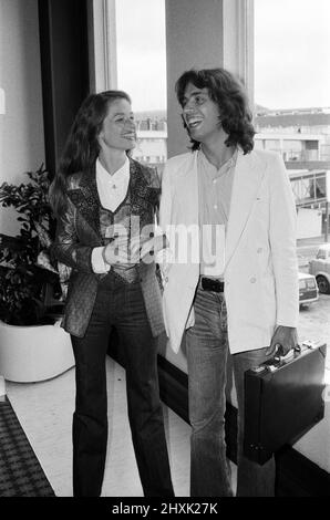 Jean Michel Jarre, actuellement avec un numéro deux de l'album 'Oxygene' dans les cartes britanniques et avec un top dix single 'Oxygene', photographié à l'aéroport d'Heathrow de Paris avec sa petite amie, l'actrice britannique Charlotte Rampling. Ils seront ici pour une semaine pour promouvoir 'Oxygene'. 5th septembre 1977. Banque D'Images